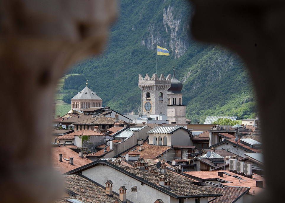 Trento castello bandiera Feste Vigiliane